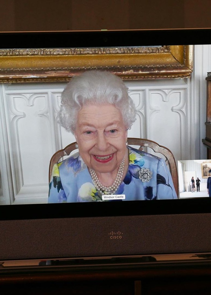 الملكة بالفستان الأزرق المزيّن بالورود