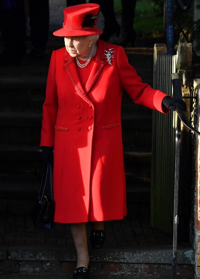 الملكة متألقة بالمعطف والفستان الأحمر