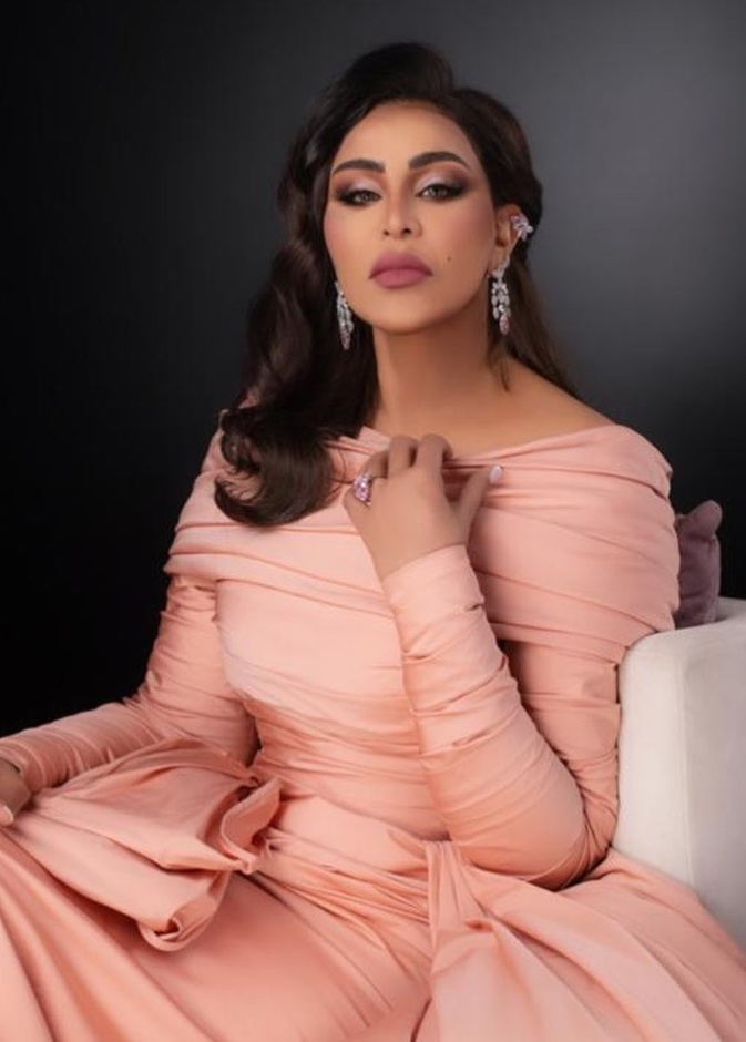 النجمة أحلام بفستان إيلي صعب مع قطع مجوهرات ماسية راقية