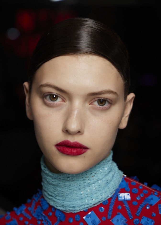 الوان احمر شفاه حمراء قوية ومات من وحي دار Tory Burch