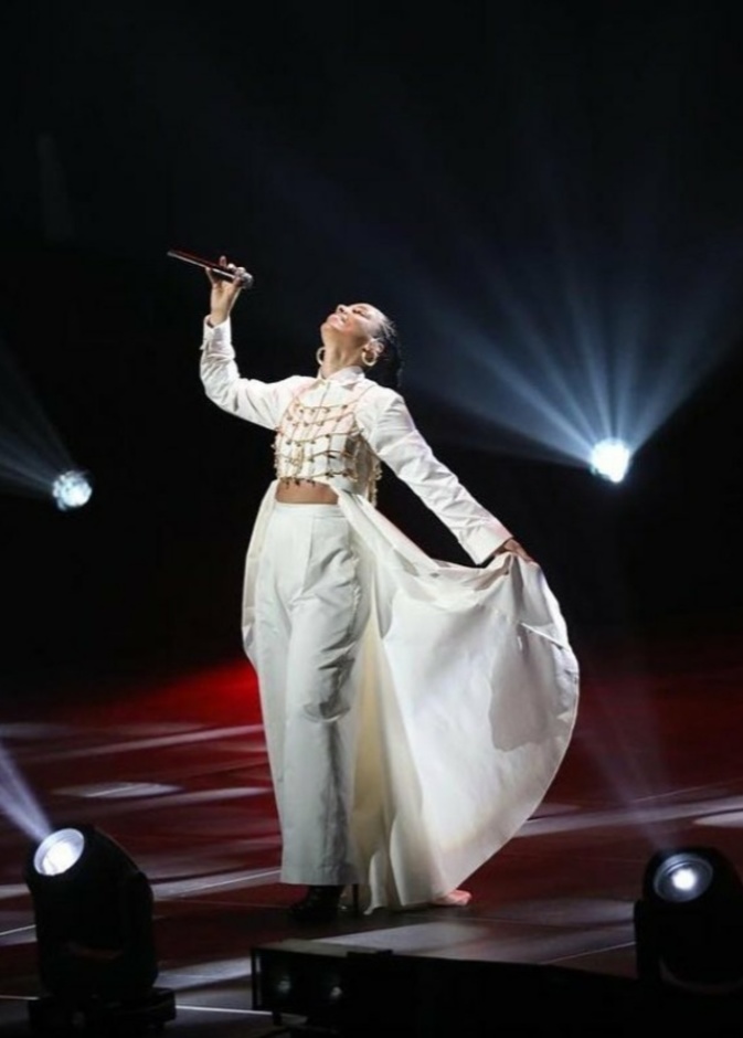 "اليشيا كيز" بإطلالتين مختلفتين في حفل العلا من العلامة السعودية "أباديا"