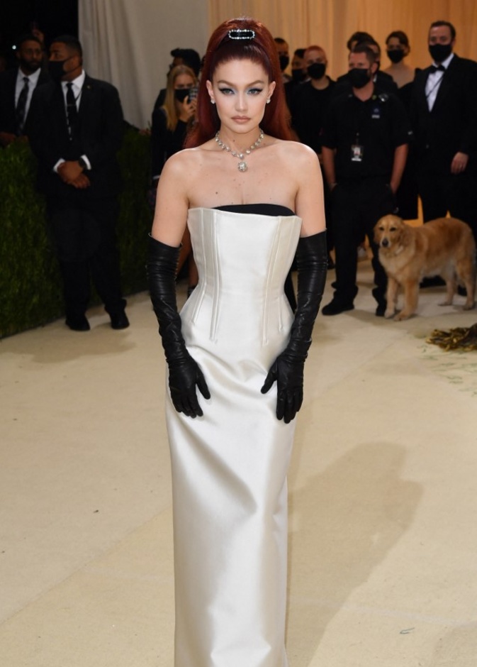 باتت عارضة الأزياء جيجي حديد رقماً صعباً في عالم الأزياء