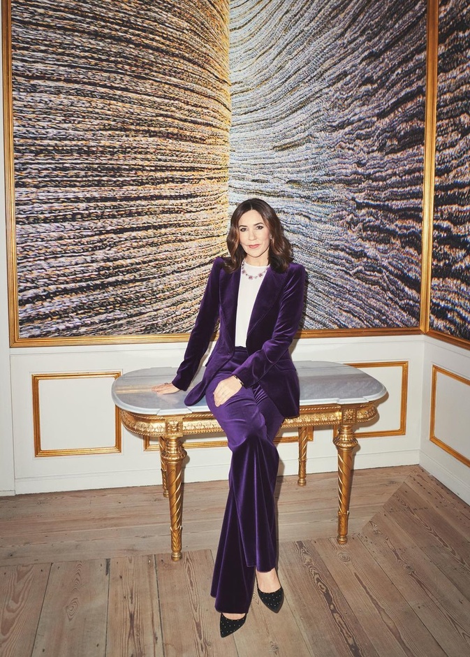 بدت إطلالة الملكة ماري ساحرة بالبدلة المخمل باللون البنفسجي الداكن