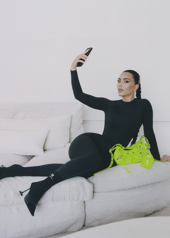 بدت كيم كارداشيان ملهمة بإطلالة عصرية ومستقبلية باللون الأسود