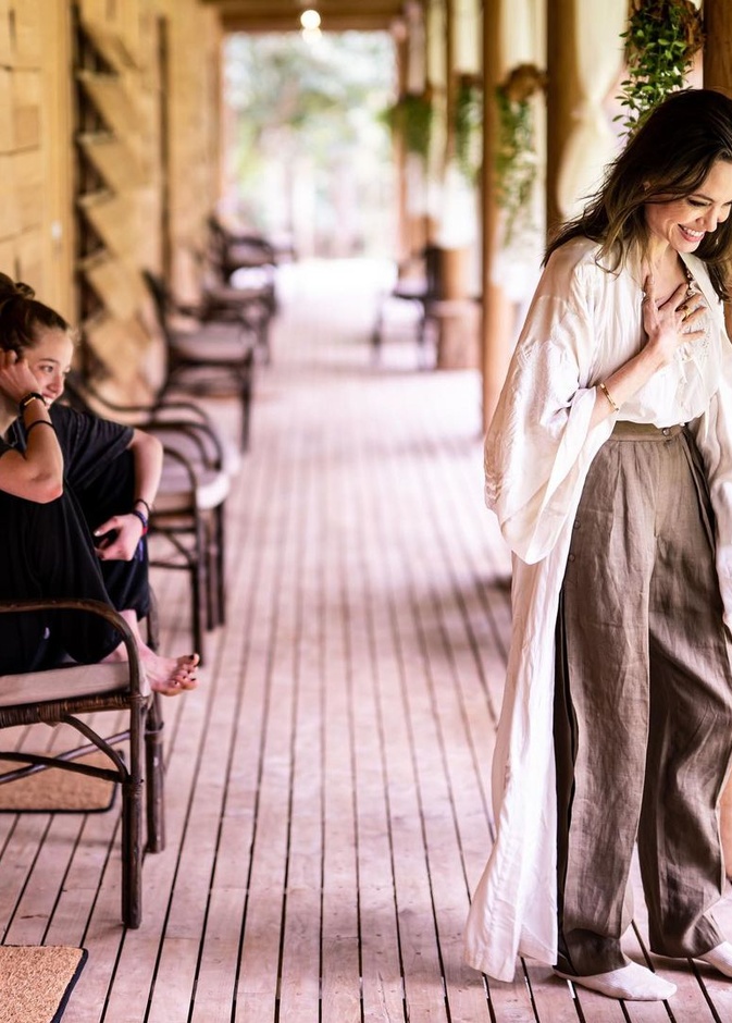 تألقت جولي بلوك كاجول وبسيط فنسّقت البنطلون باللون البيج مع القميص الابيض