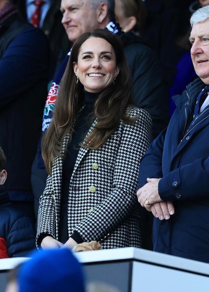 تألقت كيت ميدلتون بمعطف انيق إختارته من مجموعة Holland Cooper تميّز بنقشة الـ houndstooth