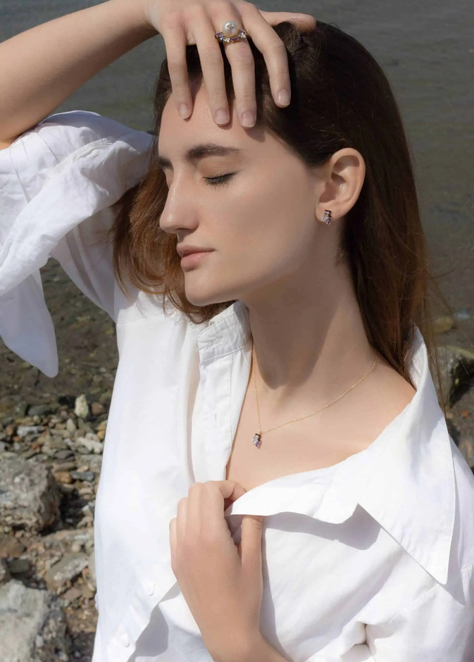 تألقي في فبراير مع المجوهرات المرصعة بأحجار الجمشت