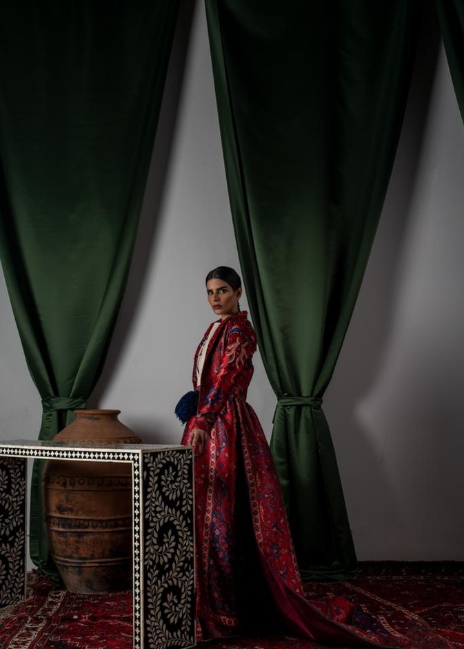 تصميم فستان مستوحى من المجالس السعودية من أروى العماري