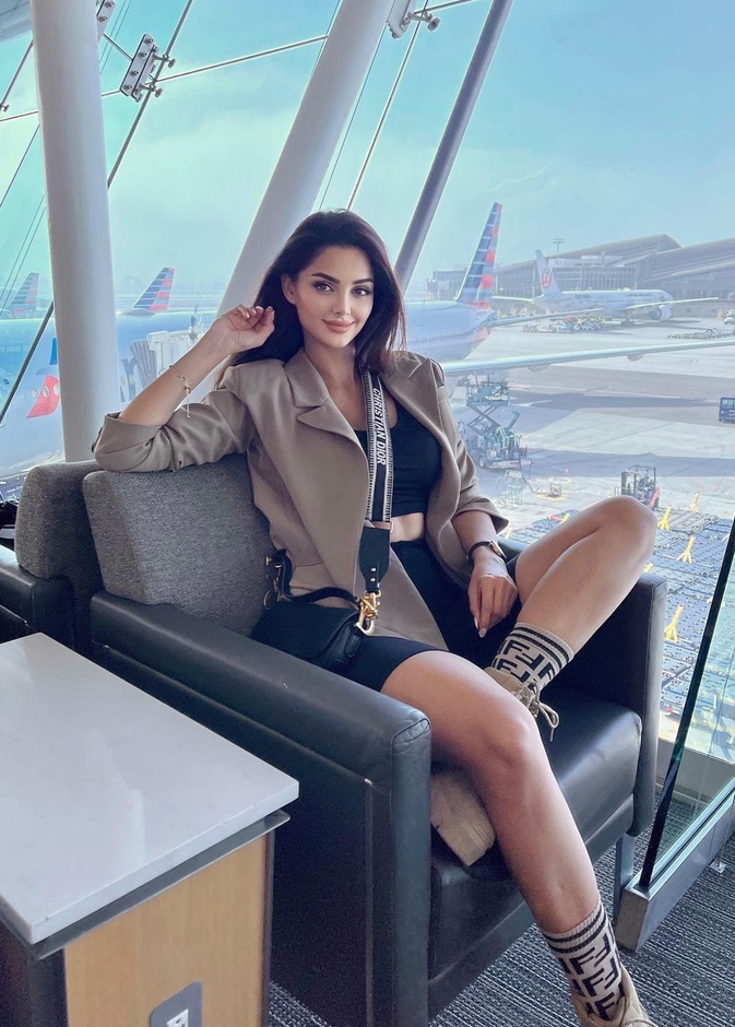 جمعت بين اللوك الرياضي والبليزر البيج