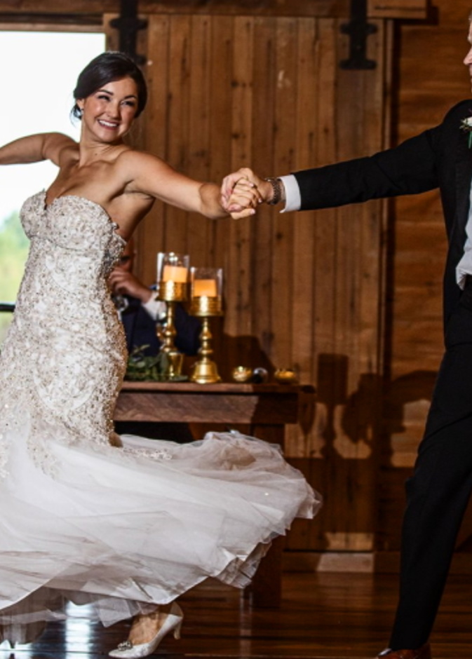 رقصة طريفة بين العروس ووالدها في حفل زفافها