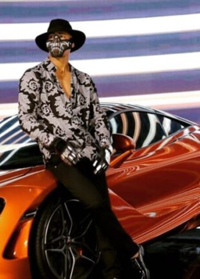 محمد رمضان يستعرض سيارته الفيراري الفارهة