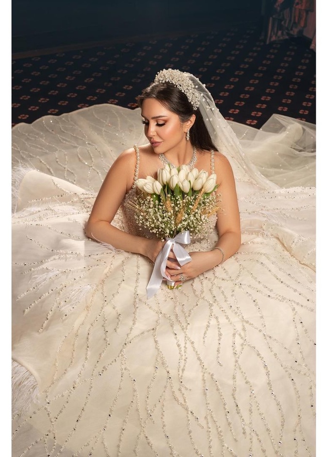 شهد برمدا بلقطة من حفل زفافها مع باقة الورود