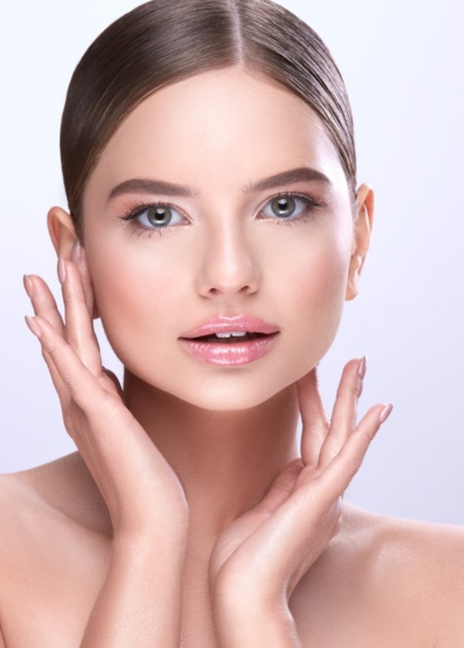 خلطات طبيعية من زيت اللوز لحل جميع مشاكل البشرة قبل عيد الحب 2022