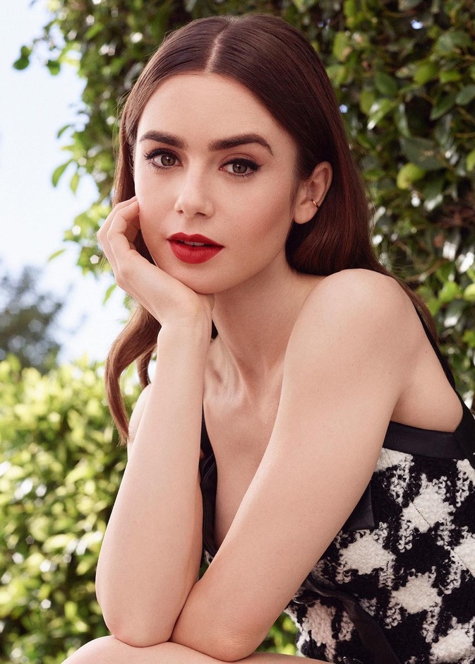 طرق وضع الروج الاحمر القوي الساحر من وحي Lily Collins