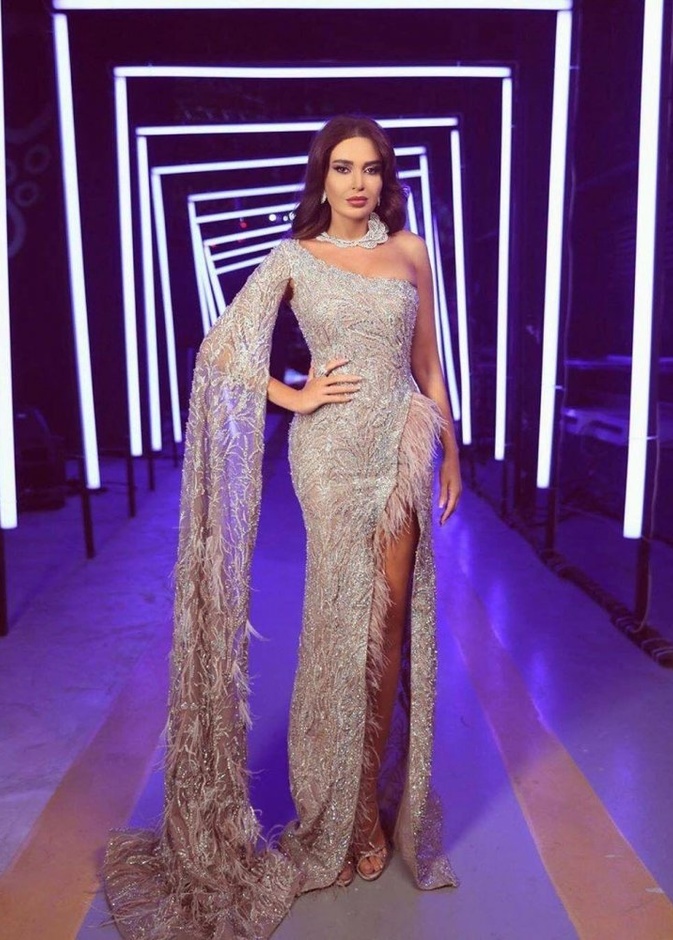 فساتين خطوبة باللون الفضي انستقرام@cyrineanour