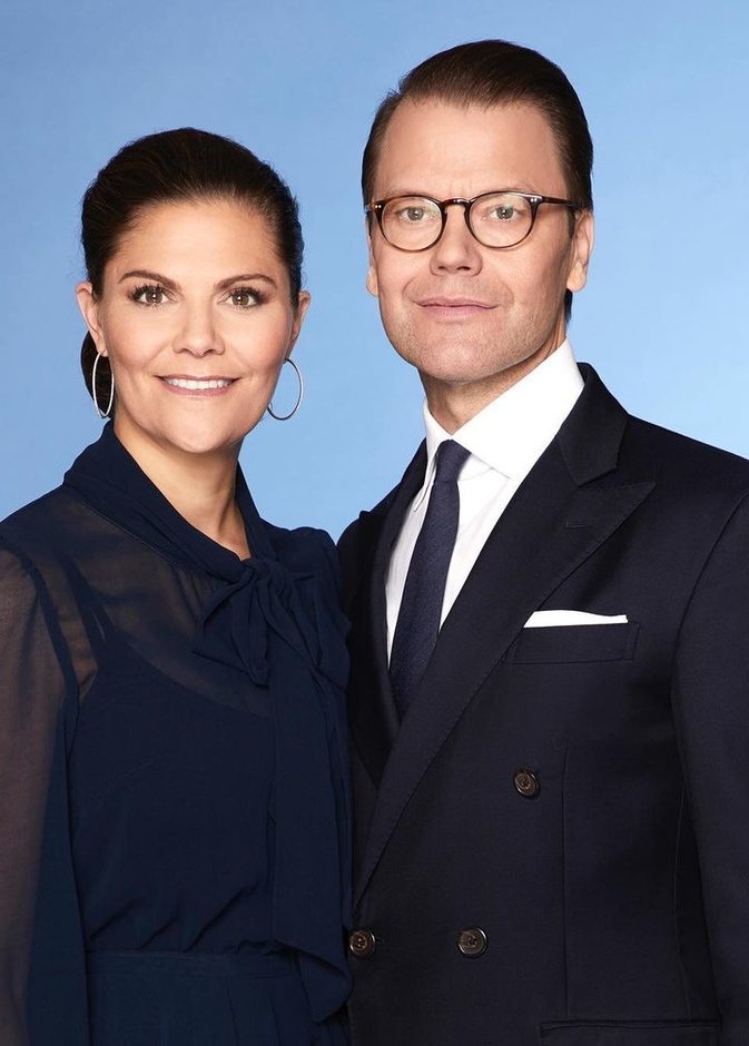 لفتت أحدث إطلالات الأميرة فيكتوريا وزوجها الأنظار بلوك متناسق باللون الكحلي