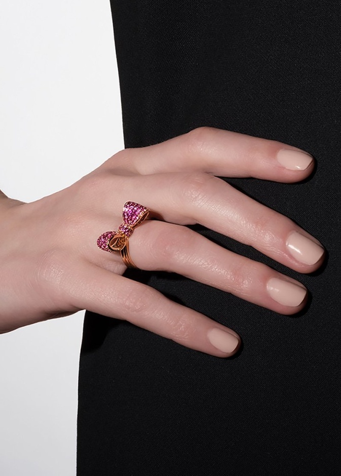 مجوهرات ياقوت وردي تضفي الرومانسية على اطلالة عيد الحب