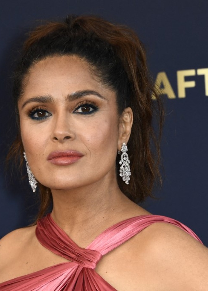 مكياج مشرق مع الايلاينر الكحلي المجنح من وحي اطلالات Salma Hayek