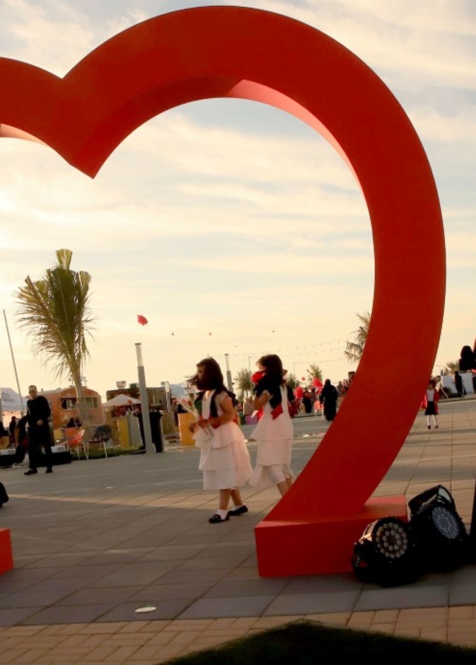 مهرجان السعادة 2022.. عروض شعبية إماراتية وفعاليات ترفيهية على كورنيش جزيرة المرجان