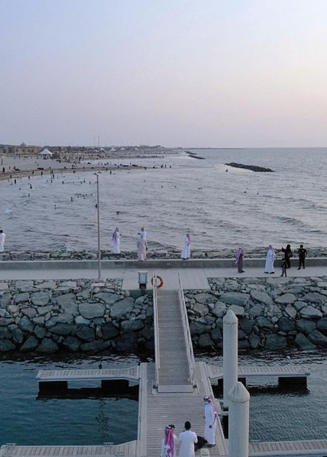 مياه البحر الساحرة والرمال الذهبية في كورنيش شاطئ بيش