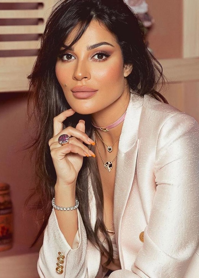 نادين نجيم بمجوهرات وردية اللون