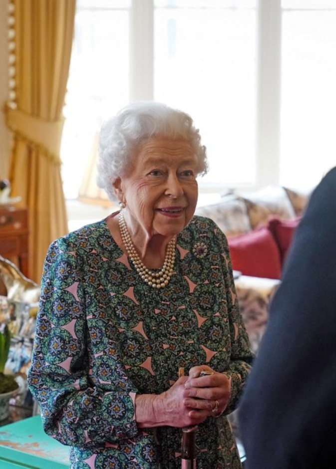 الملكة إليزابيث الثانية في صورة عائلية جديدة مع أحفادها