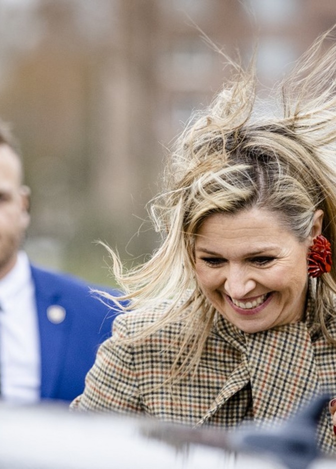 لقطات محرجة للملكة ماكسيما أمام عدسات المصورين بسبب الرياح