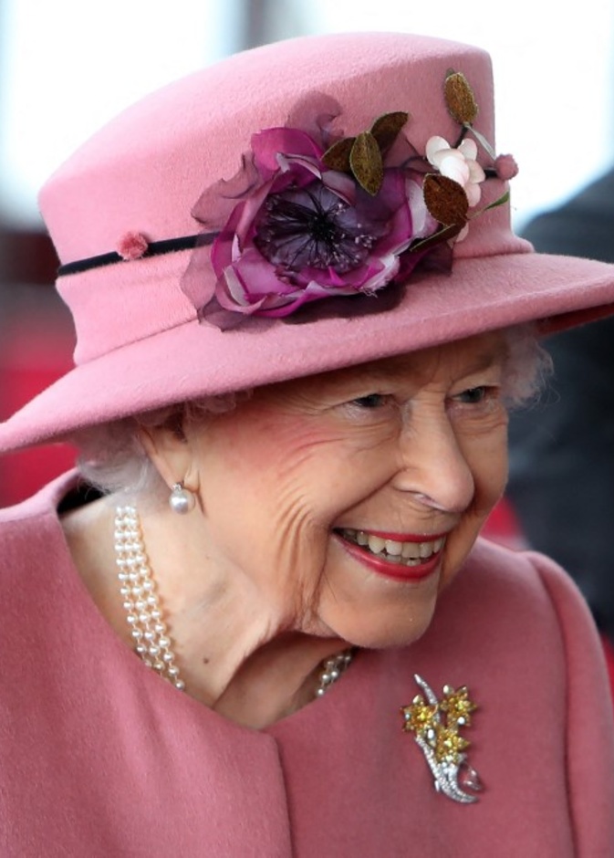 قبعات الملكة إليزابيث الثانية التي ترتديها منذ تتويجها على عرش بريطانيا