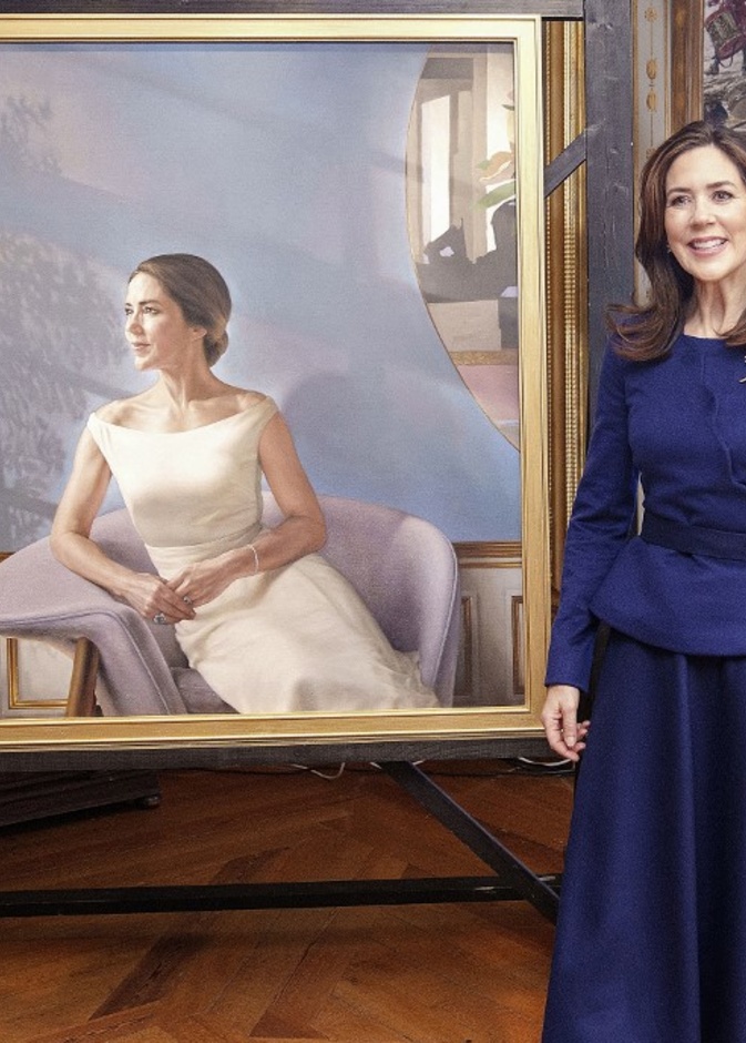 إطلالة الأميرة ماري ملكة الدنمارك بأناقة اللون الكحلي عشية عيد ميلادها