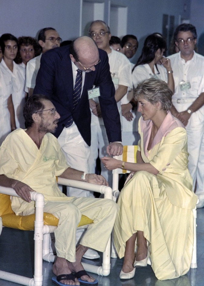 الأميرة ديانا "حطمت" وصمة العار المرتبطة بفيروس نقص المناعة البشرية