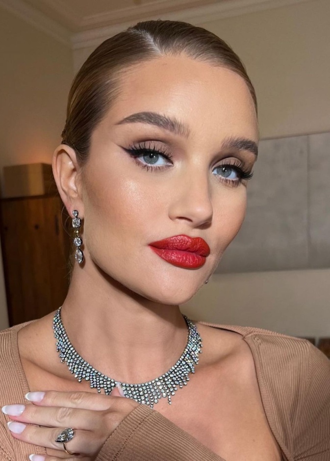 اطلالة روزي هانتينغتن برسمات الايلاينر المجنحة- الصورة من صفحة خبيرة المكياج Nikki_Makeup