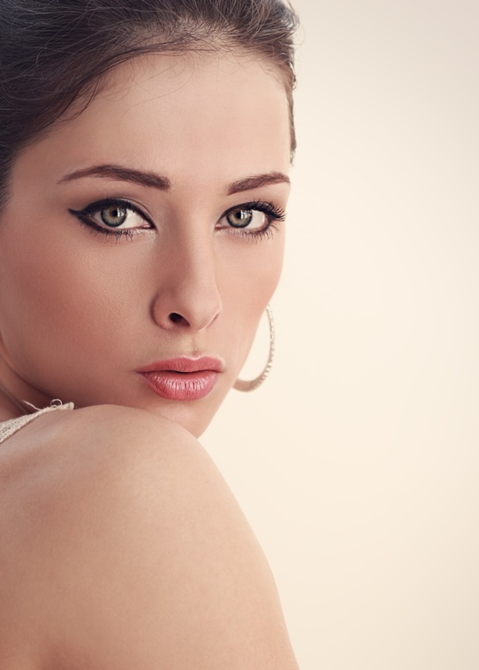 حيل مكياج لتكبير العين بالخطوات وإظهارها مرفوعة بدون عمليات تجميل