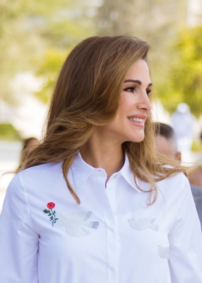 احدث اطلالات الملكة رانيا الجمالية برسمات المكياج البني