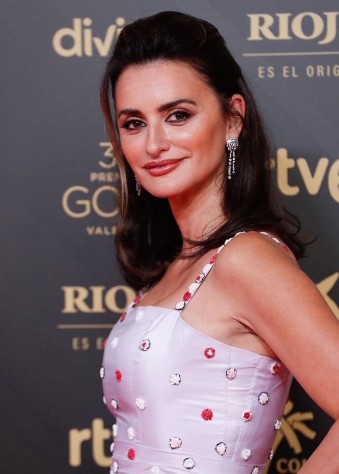 اطلالة Penelope Cruz برسمات المكياج البرونزي الفاتح واللماع - الصورة من حساب Fotogramas على انستغرام
