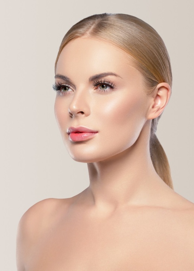 فوائد الفازلين للبشرة قبل النوم وطرق استخدامه