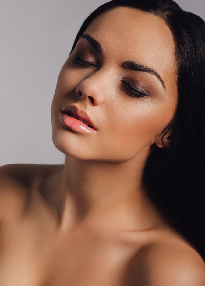 مكياج عيون بني لصاحبات البشرة السمراء