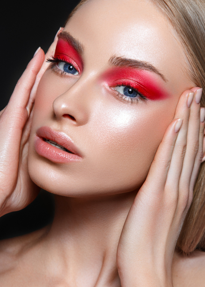 تطبيق مكياج باللون الأحمر للإحتفال بيوم الحب 2022