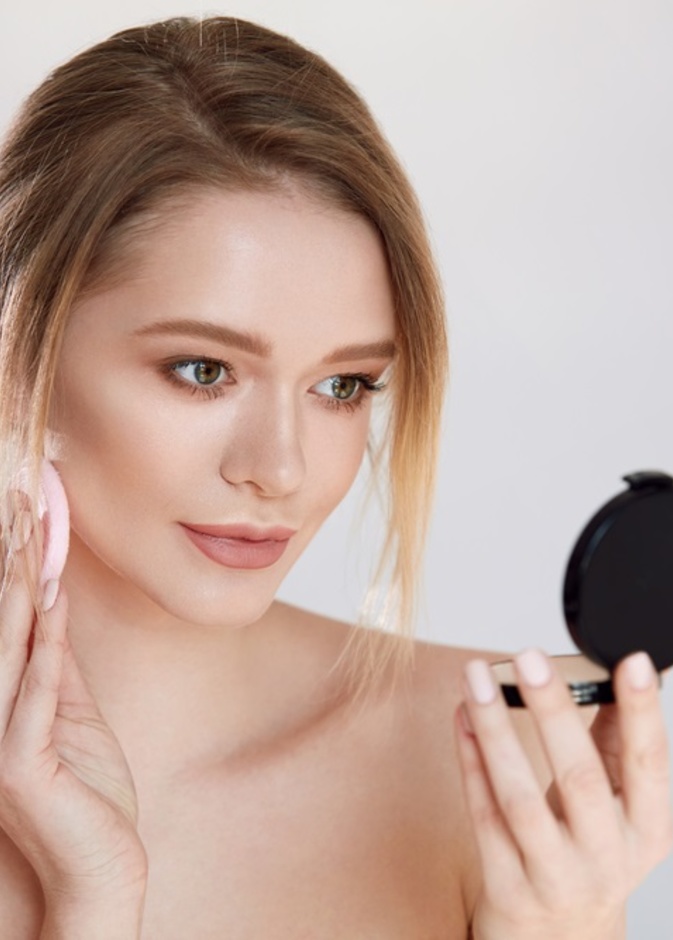 حيل بسيطة لإخفاء الحبوب بالمكياج في يوم الحب 2022