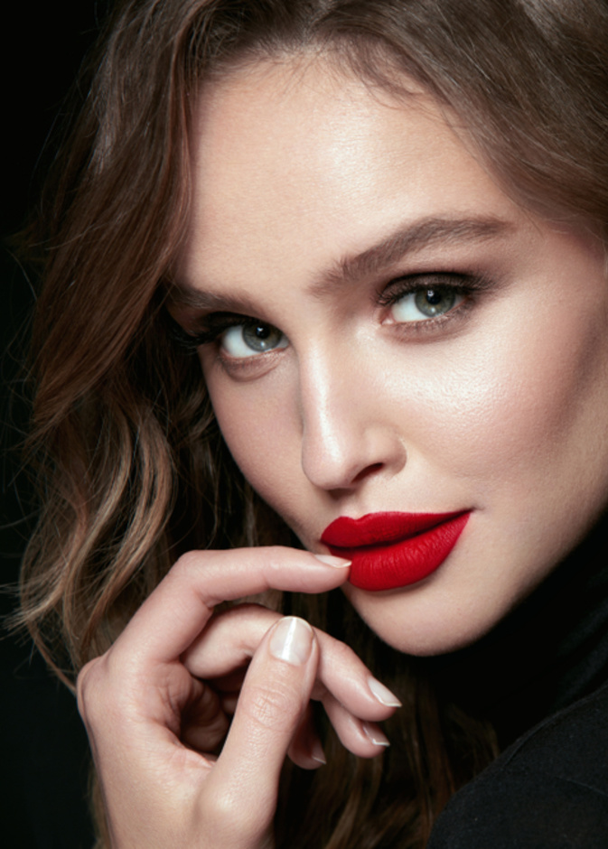 خطوات تطبيق ألوان الروج المناسب ليوم الحب