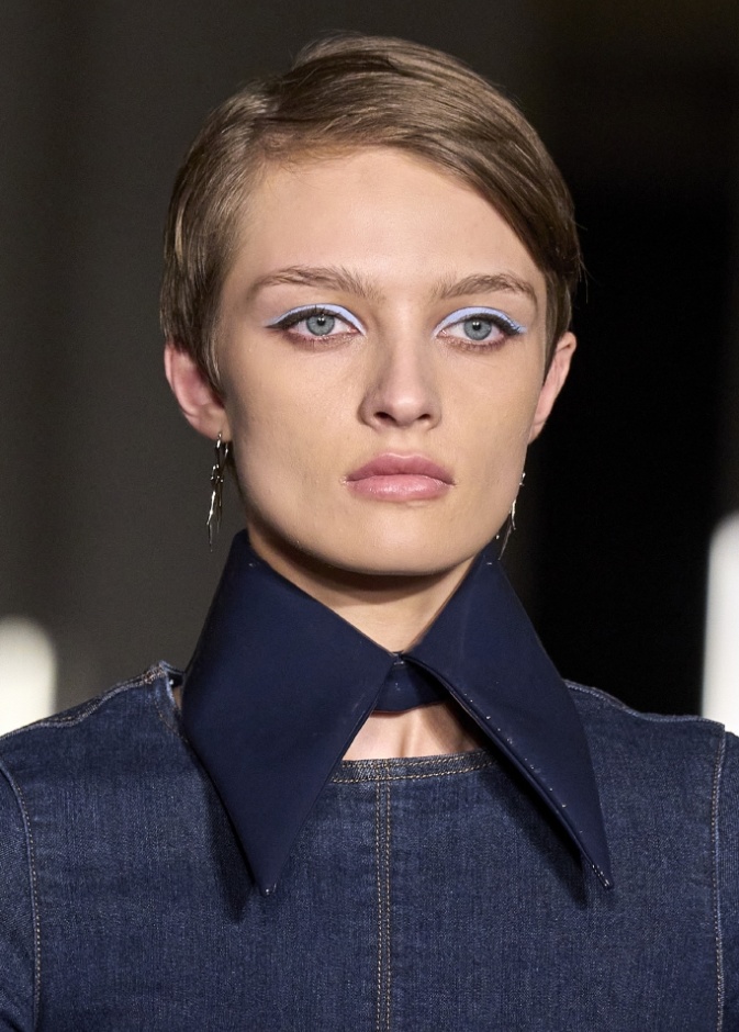 رسمات مكياج خريف 2022  مع اللون الازرق الفاتح من دار Christian Siriano