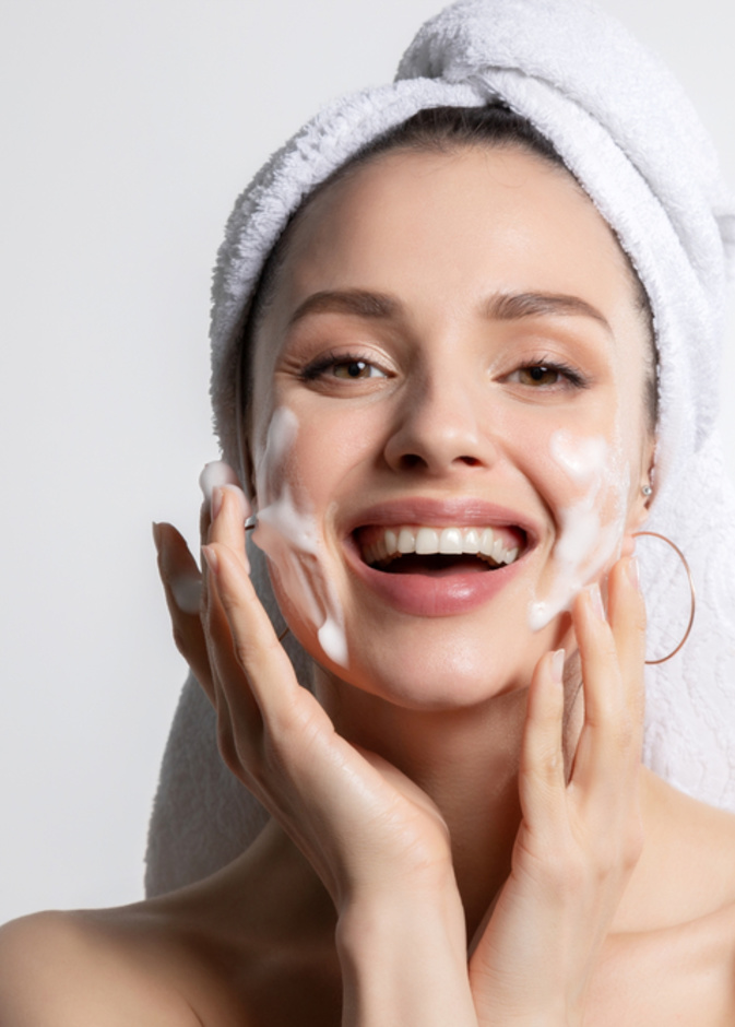 روتين صباحي للعناية بالبشرة قبل الذهاب للعمل بالخطوات