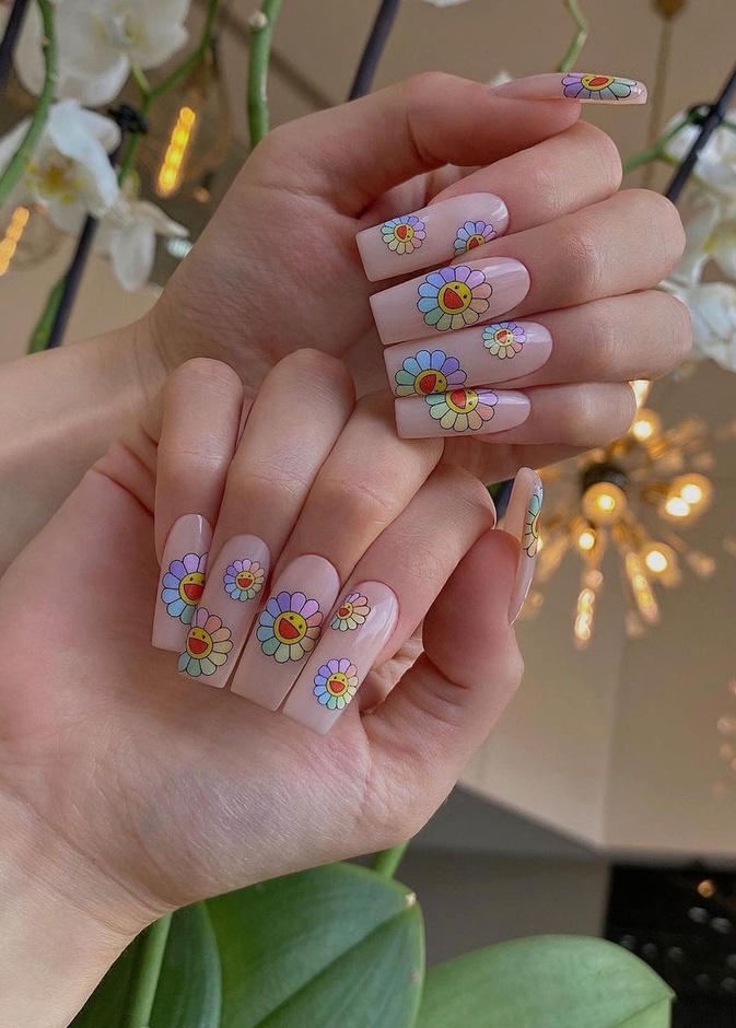 طريقة تطبيق الأزهار مع رسومات أظافر جل عصرية