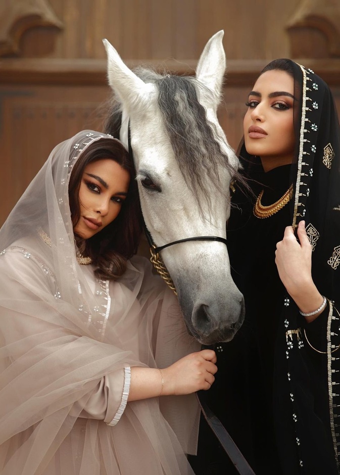 يارا النملة ونورة العيسى في جلسة تصوير خاصة بمناسبة يوم التأسيس