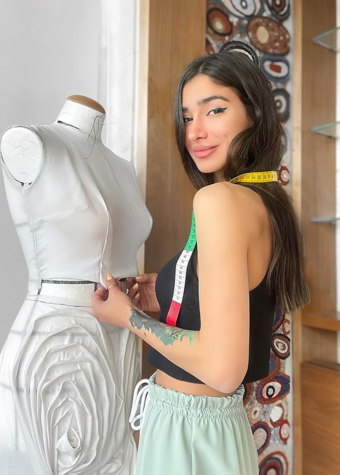 إطلالات تيا ديب الإسم الواعد في عالم تصميم الأزياء