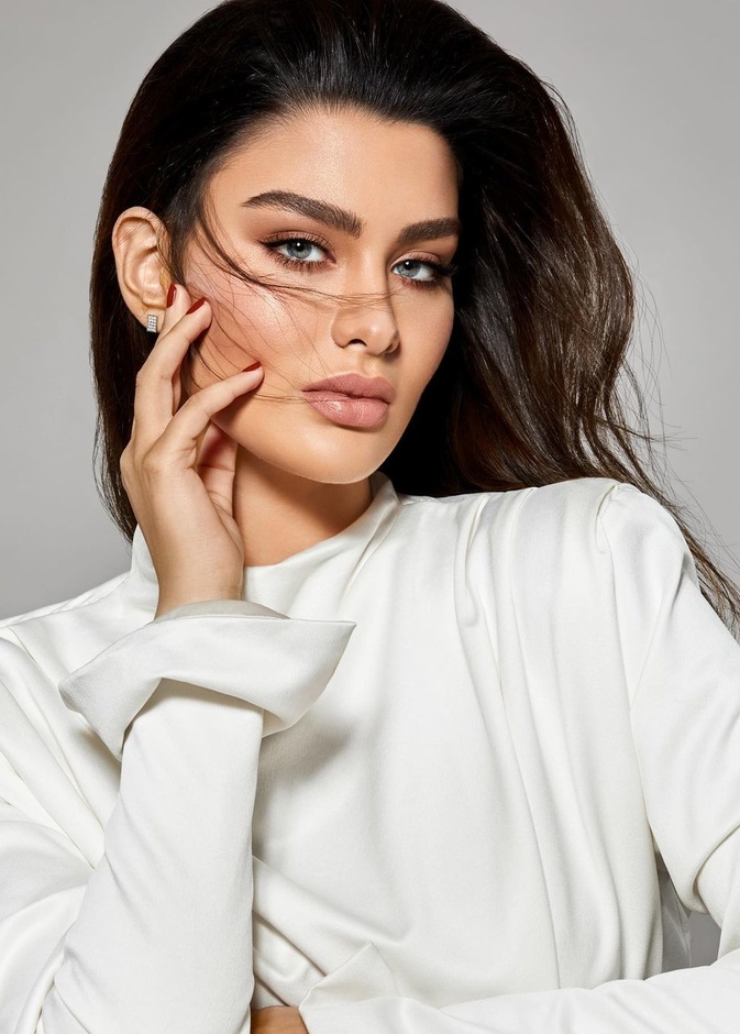 إطلالات جمالية مميزة من وحي روان بن حسين احتفالاً باليوم الوطني الكويتي