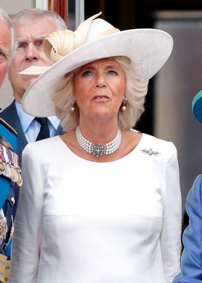 الأمير تشارلز يهنئ الملكة ويشكرها على إعلان منح زوجته لقب الملكة