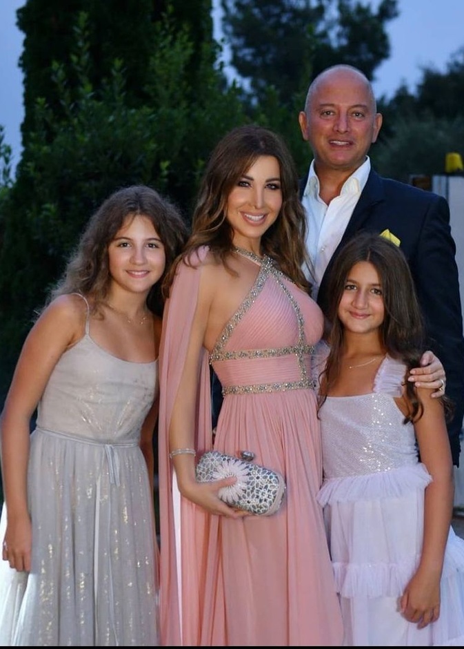 بين إطلالات ميلا وإيلا ..من تتشابه بستايل ملابسها مع والدتهما نانسي عجرم