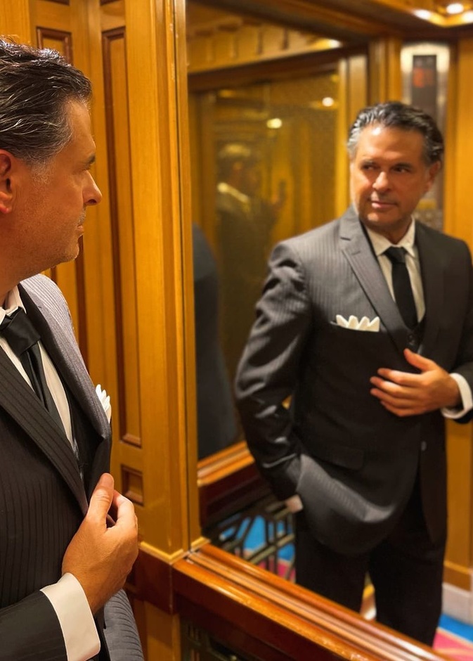 راغب علامة يشعر بالسعادة حينما يطلب منه المعجبين التصوير مع زوجاتهم 