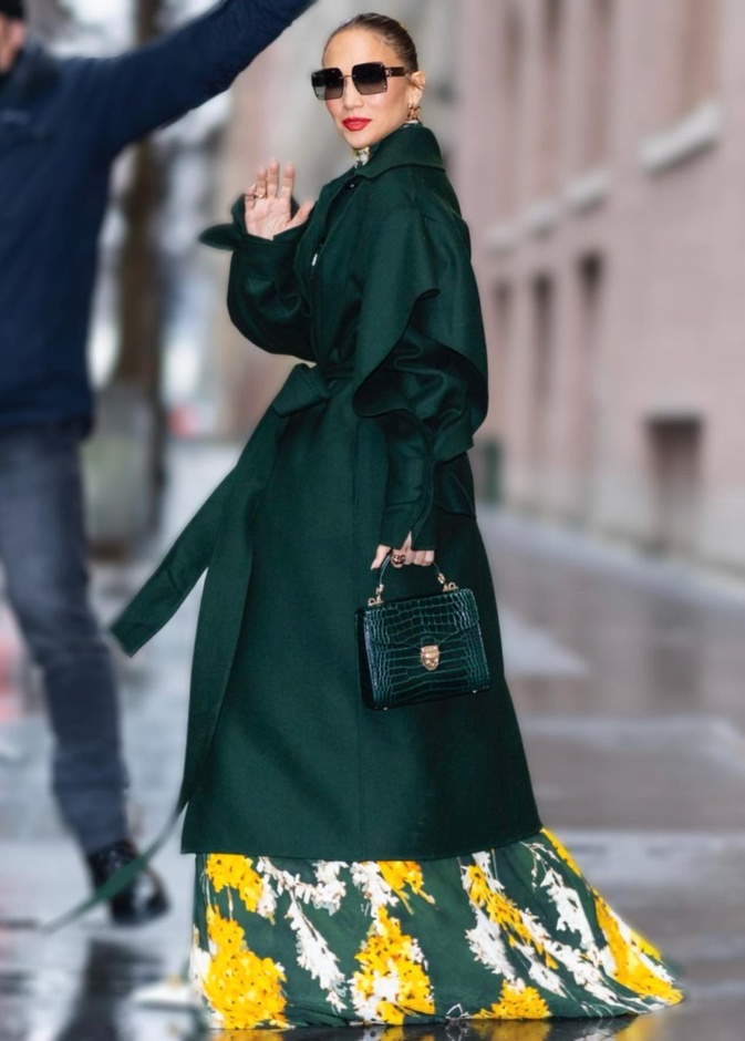 إطلالات جينيفر لوبيز تعيدنا الى موضة الأزياء الفاخرة والكاجوال