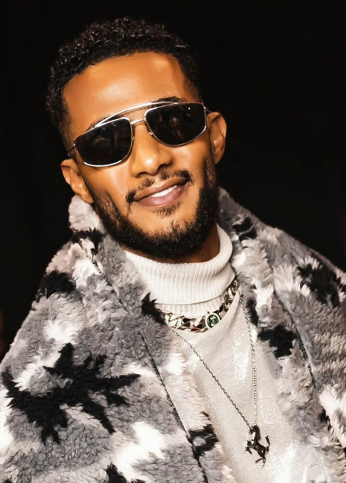 محمد رمضان بفيديو مثير للجدل ..يُنظف أسنانه بمعجون من الذهب!